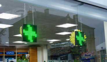 Croix LED vitrine installation